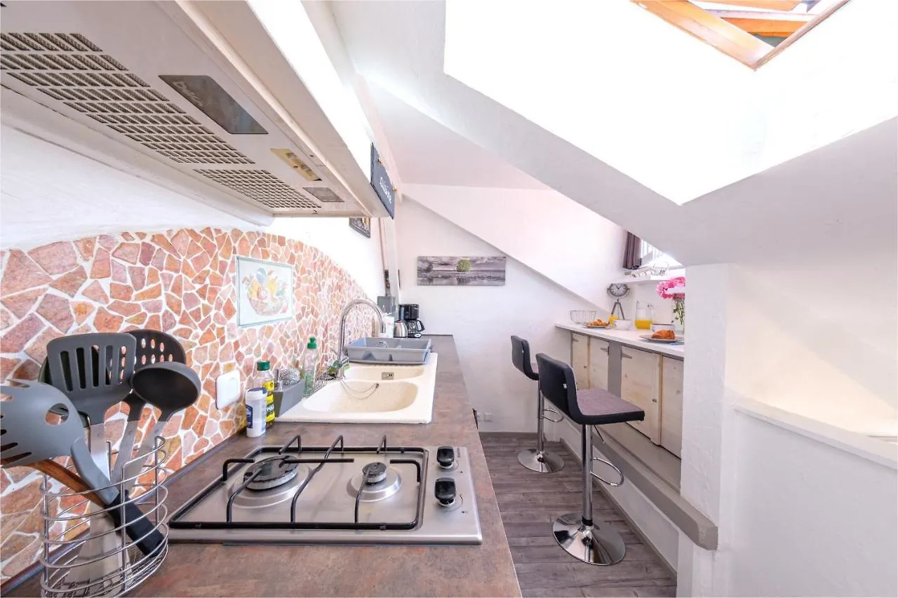 Studio DUPLEX 27m2, Lit double, Calme et Cosy, NETFLIX , WIFI, Parking, Hypercentre a 400m, arrivée tardive possible avec boite à clés Albertville Appartamento