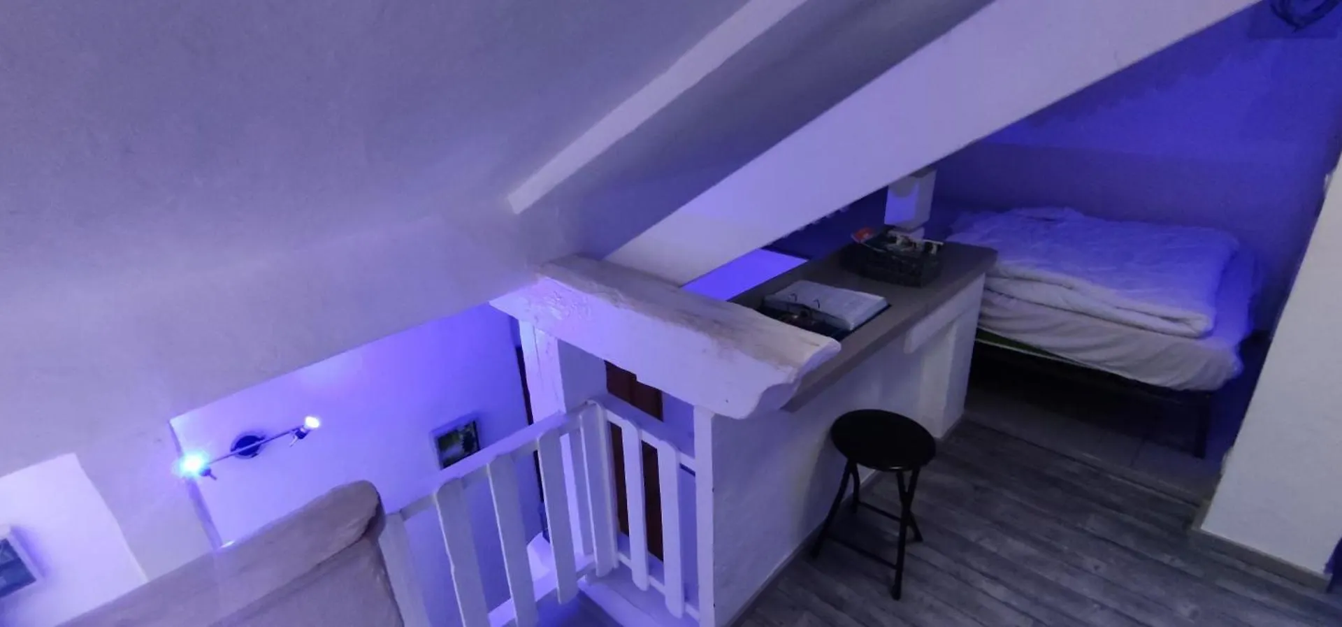Studio DUPLEX 27m2, Lit double, Calme et Cosy, NETFLIX , WIFI, Parking, Hypercentre a 400m, arrivée tardive possible avec boite à clés Albertville