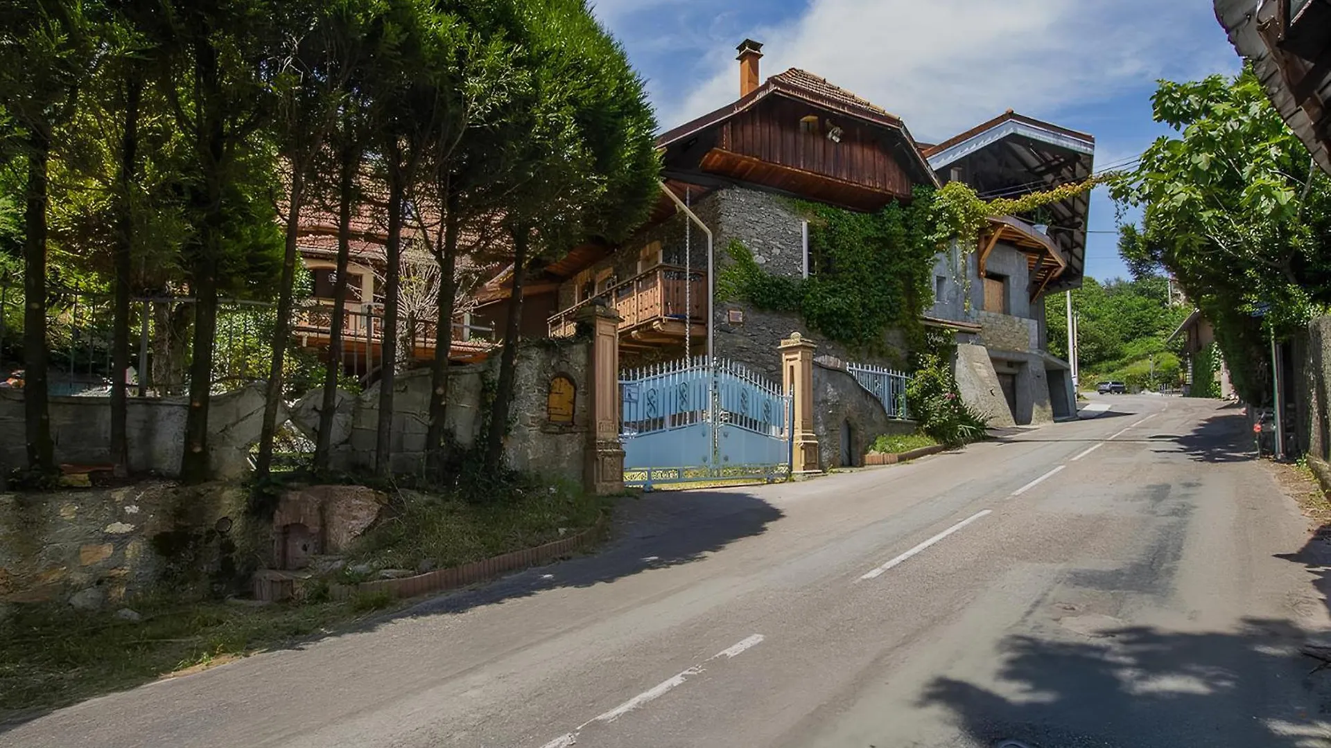 Studio DUPLEX 27m2, Lit double, Calme et Cosy, NETFLIX , WIFI, Parking, Hypercentre a 400m, arrivée tardive possible avec boite à clés Albertville