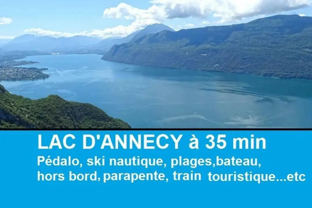 Studio DUPLEX 27m2, Lit double, Calme et Cosy, NETFLIX , WIFI, Parking, Hypercentre a 400m, arrivée tardive possible avec boite à clés Albertville