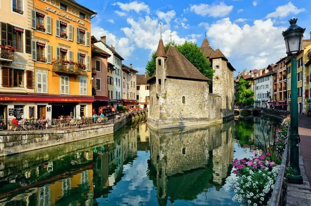 Studio DUPLEX 27m2, Lit double, Calme et Cosy, NETFLIX , WIFI, Parking, Hypercentre a 400m, arrivée tardive possible avec boite à clés Albertville Appartamento