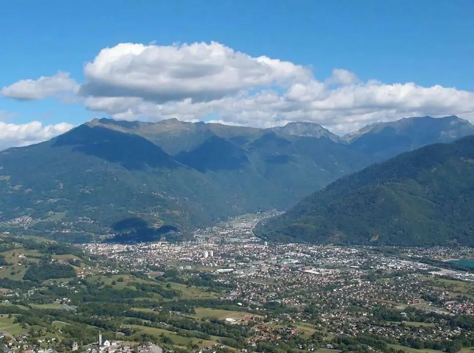 Studio DUPLEX 27m2, Lit double, Calme et Cosy, NETFLIX , WIFI, Parking, Hypercentre a 400m, arrivée tardive possible avec boite à clés Albertville