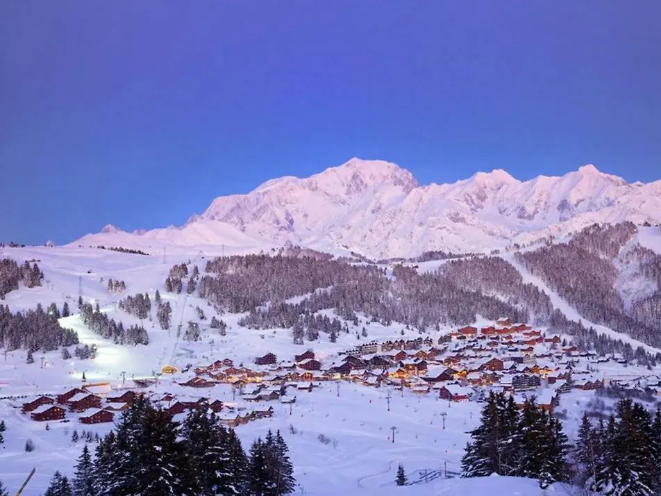 Appartamento Studio DUPLEX 27m2, Lit double, Calme et Cosy, NETFLIX , WIFI, Parking, Hypercentre a 400m, arrivée tardive possible avec boite à clés Albertville